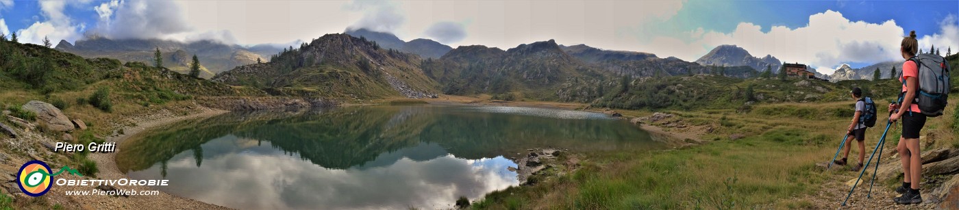 20 Al Lago Rotondo (1972 m) con vista sul Rif. Calvi (2006 m).jpg